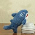 Portachiavi a forma di squalo in peluche blu con morbida pelliccia e gancio per borsa - Blu scuro / 15CM