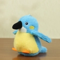 Portachiavi uccellino di peluche blu e giallo con zampe arancioni su legno - Blu
