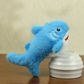 Portachiavi a forma di squalo di peluche blu e bianco con ricamo appeso a una ciotola - Azzurro / 15CM