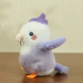 Portachiavi uccellino di peluche viola e bianco con texture soffice su legno - Viola