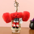 Détail d'un porte-clés peluche haltère rouge avec visage brodé et anneau argenté - Style Haltère