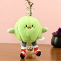 Gros plan d'un adorable porte-clés en peluche balle de tennis avec broderie et chaussures - Style Tennis