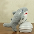 Portachiavi a forma di squalo in peluche grigio con ricamo e chiusura in metallo - Grigio / 15CM