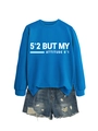 Détail du sweat-shirt bleu avec texte et short en jean déchiré pour femmes - Bleu Lac (Police Blanche)