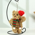 Portachiavi orsetto di peluche marrone con cappello rosso e sciarpa a righe su supporto - Rosso / Circa 15cm