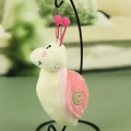 Pendentif escargot en peluche jaune avec coquille rose et chaîne en métal - Rose / Environ 16 cm