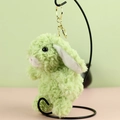 Portachiavi con coniglietto di peluche verde chiaro con orecchie lunghe e gancio d'oro - 13cm / Verde