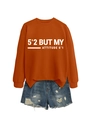 Détail du sweatshirt orange avec texte blanc et mini-short en jean bleu à déchirures - Orange Brûlé (Police Blanche)