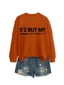 Détail du sweat orange avec slogan et mini-short en jean déchiré pour femmes - Orange Brûlé (Police Noire)