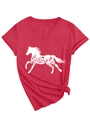 Dettaglio della t-shirt rossa con scollo a V, silhouette di cavallo fiorita e nodo - S / Rosso (Stampa Bianca)