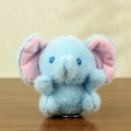 Portachiavi in peluche a forma di elefante azzurro con pelliccia morbida e orecchie rosa - Stile Seduto / Celeste