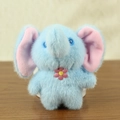 Simpatico portachiavi elefante di peluche azzurro con fiore rosa e consistenza morbida - Stile In Piedi / Celeste
