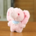 Portachiavi peluche elefante rosa con consistenza soffice e sciarpa blu carina - Stile Sciarpa / Rosa