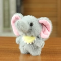 Portachiavi elefante di peluche grigio con orecchie rosa e bavaglio giallo su legno - Stile Sciarpa / Grigio