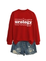 Detail eines roten Sweatshirts mit Urology-Aufdruck und Distressed-Denim-Shorts - S / Rot (Weiße Schrift)