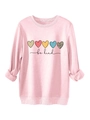 Détail du motif de cœur et texte be kind sur le sweat rose chaud à manches longues - Rose