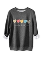 Vue détaillée de la doublure en polaire blanche sur un sweat gris foncé motif cœurs - Gris clair