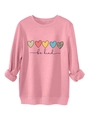 Détail du sweat rose avec des cœurs colorés et l'imprimé textuel be kind cursif - Pêche