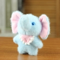 Simpatico portachiavi a forma di elefante di peluche celeste con orecchie rosa - Stile Sciarpa / Blu