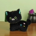 Llavero de peluche de gato negro con ojos verdes y detalles de corazones bordados - Negro