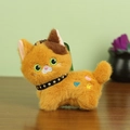Llavero de gatito de peluche naranja con estrellas bordadas y collar sobre madera - Marrón