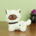 Llavero de gato de peluche blanco con estrellas bordadas y collar de cuero con tachuelas - Blanco