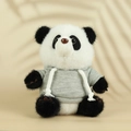 Peluche panda géant avec sweat à capuche gris assis dans un décor intérieur doux - Panda Noir Avec Sweat Gris