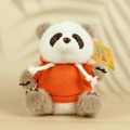 Gros plan d'une peluche panda mignonne portant un sweat à capuche orange tricoté - Panda Brun Avec Sweat Orange