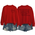 Detail achteraanzicht van rode sweater met tekstprint en distressed denim korte broek - S / Rood / Zwart Lettertype