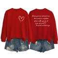 Detailweergave van rode crewneck sweatshirt met hartprint en rugtekst quote - S / Rood / Wit Lettertype
