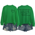 Detail van groene sweatshirt met hartopdruk, tekst op de rug en denim shorts met gaten - S / Grasgroen / Zwart Lettertype