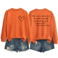 Vue à plat d'un sweat orange avec imprimé cœur et un short en jean bleu délavé - Orange / Police Noire