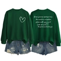 Détail d'un sweat vert foncé avec cœur et texte au dos assorti à un short en jean bleu - Vert Foncé / Police Blanche