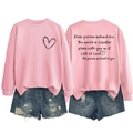 Détails du sweat à col rond rose et du short en jean vieilli avec texte au dos - Rose / Police Noire