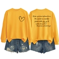 Sweat jaune à col rond avec imprimé cœur et short en jean déchiré pour un look décontracté - Jaune / Police Noire