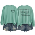 Vue détaillée du sweat col rond vert menthe avec texte au dos et short en jean assorti - Vert Clair / Police Noire
