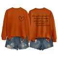 Détail du sweat orange avec texte au dos et short en jean vieilli pour femme, style décontracté - Orange Brûlé / Police Noire