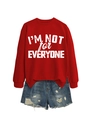 Detail von rotem Sweatshirt mit I'M NOT FOR EVERYONE Text und Destroyed-Denim-Shorts - S / Rot (Weiße Schrift)