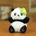 Panda Plüsch-Schlüsselanhänger mit grüner Blume und weichem schwarz-weißem Fell-Detail - 12cm / Blumen Panda