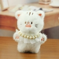 Colgante de gato de peluche blanco con collar de perlas y detalles de encaje - Blanco / 14cm