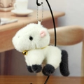 Süßer cremefarbener Capybara Plüsch-Anhänger mit goldener Glocke und Metallkette - Schwarz und Weiß