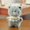 Llavero de gato de peluche gris con cuello de encaje blanco y collar de perlas - Gris / 14cm