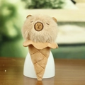 Simpatico portachiavi Capybara in peluche a forma di cono gelato su sfondo di legno - 13cm / Marrone