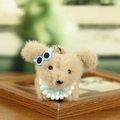 Süßer Teddyhund Plüschanhänger in Khaki mit Sonnenbrille und blauem Karo-Schal - Hellbraun