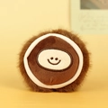 Llavero de peluche de castaña con cara sonriente y pelo suave sobre fondo amarillo cálido - Altura unos 10cm / Marrón