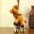 Pendentif chameau en peluche jaune avec clochettes dorées et perles de style ethnique - Fauve