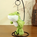Simpatico portachiavi a coccodrillo in peluche verde chiaro con pancia a strisce rosa - verde chiaro