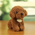 Simpatico cane di peluche marrone con targhetta 'Soft Toy LOVE' su un tavolo in legno - Marrone Scuro