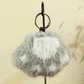 Porte-clés peluche patte de chat gris et blanc avec fermoir métallique doré élégant - Gris