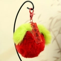 Pluche pompon sleutelhanger in rood en groen met metalen sluiting en gelukstag - Rode Appel (A Appel)
